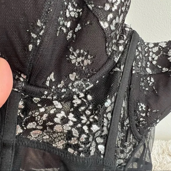 VICTORIA’S SECRET* Lace corset with silver details - Picture 9 of 10